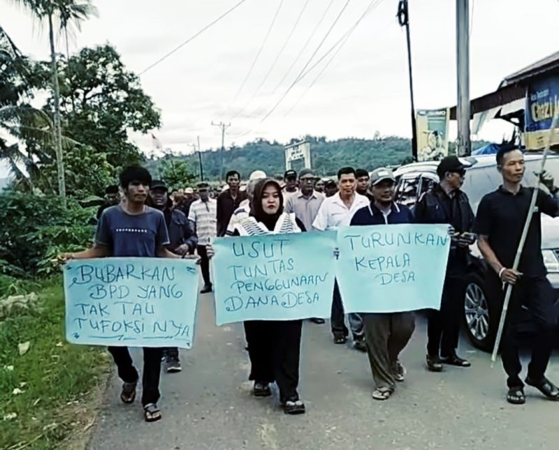 Forum Peduli Masyarakat Keban Agung I menggelar aksi penyampaian tuntutan kepada Kepala Desa