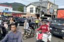 Anggota Polres Lebongsigap mengurai kemacetan di Pasar Rakyat