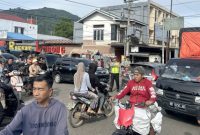 Anggota Polres Lebongsigap mengurai kemacetan di Pasar Rakyat