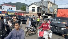 Anggota Polres Lebongsigap mengurai kemacetan di Pasar Rakyat