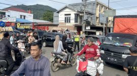 Anggota Polres Lebongsigap mengurai kemacetan di Pasar Rakyat