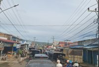 Jalan dari dan menuju pasar muara aman tampak sesak
