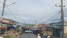 Jalan dari dan menuju pasar muara aman tampak sesak