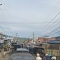 Jalan dari dan menuju pasar muara aman tampak sesak