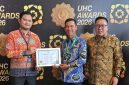 Wabup Bambang didampingi Kadis Kesehatan Lebong terima UHC Award