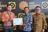 Wabup Bambang didampingi Kadis Kesehatan Lebong terima UHC Award