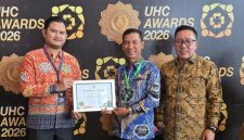 Wabup Bambang didampingi Kadis Kesehatan Lebong terima UHC Award