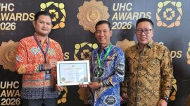 Wabup Bambang didampingi Kadis Kesehatan Lebong terima UHC Award
