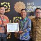 Wabup Bambang didampingi Kadis Kesehatan Lebong terima UHC Award
