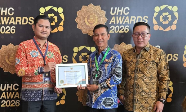 Wabup Bambang didampingi Kadis Kesehatan Lebong terima UHC Award