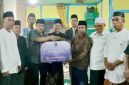 Bupati Azhari serahkan bantuan 14 juta untuk masjid At taqwa