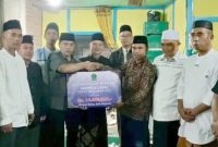 Bupati Azhari serahkan bantuan 14 juta untuk masjid At taqwa