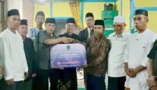 Bupati Azhari serahkan bantuan 14 juta untuk masjid At taqwa