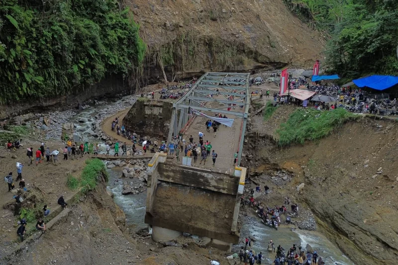 Jembatan Enang-Enang merupakan akses vital bagi masyarakat, (foto ANTARA)
