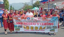Bupati Lebong foto bersama dengan peserta karnaval