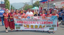Bupati Lebong foto bersama dengan peserta karnaval