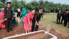 Polres Bengkulu Selatan melaksanakan kegiatan ziarah dan tabur bunga di Taman Makam Pahlawan Semaku