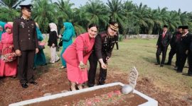 Polres Bengkulu Selatan melaksanakan kegiatan ziarah dan tabur bunga di Taman Makam Pahlawan Semaku
