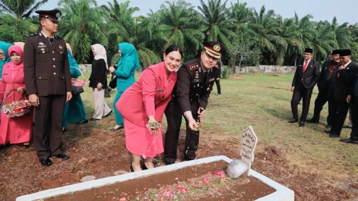 Polres Bengkulu Selatan melaksanakan kegiatan ziarah dan tabur bunga di Taman Makam Pahlawan Semaku