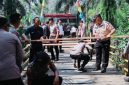 Kapolres BS Pimpin Langsung Perbaiki Lantai Jembatan Di Desa Pelosok
