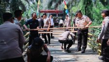 Kapolres BS Pimpin Langsung Perbaiki Lantai Jembatan Di Desa Pelosok
