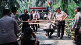 Kapolres BS Pimpin Langsung Perbaiki Lantai Jembatan Di Desa Pelosok
