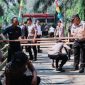 Kapolres BS Pimpin Langsung Perbaiki Lantai Jembatan Di Desa Pelosok
