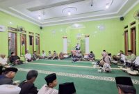Ustadzah Muazah bersholawat tibbil Qulub disela ceramahnya