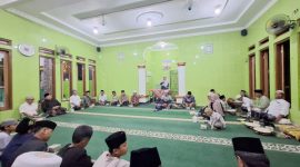 Ustadzah Muazah bersholawat tibbil Qulub disela ceramahnya