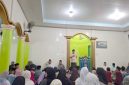 Ketua Panitia sekaligus imam masjid saat memberi kata sambutan