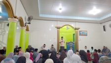 Ketua Panitia sekaligus imam masjid saat memberi kata sambutan