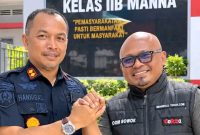 Kepala Rutan Kelas IIB Manna, Hannibal, S.Sos., M.Si. berpose dengan Ketua AMJ