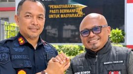 Kepala Rutan Kelas IIB Manna, Hannibal, S.Sos., M.Si. berpose dengan Ketua AMJ