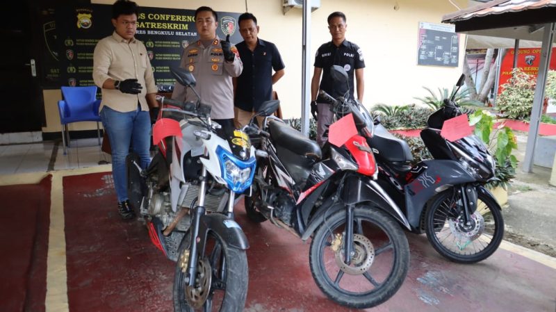 Kapolres Bengkulu Selatan AKBP Aron Sebastian, S.I.K., M.Si., didampingi Kasat Reskrim AKP Reno Wijaya, S.E., M.H., Kanit Pidum Ipda Muhammad Novri Dzaky, STR.I.K., M.H., serta Kasubsi PIDM Sihumas Ipda Meiki Salmen Tampubolon, S.Sos.