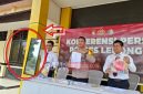 Konferensi Pers saat menunjukkan alat bukti
