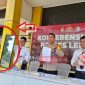 Konferensi Pers saat menunjukkan alat bukti