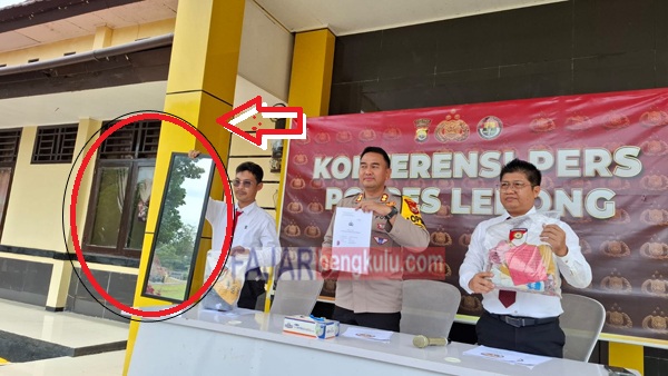 Konferensi Pers saat menunjukkan alat bukti